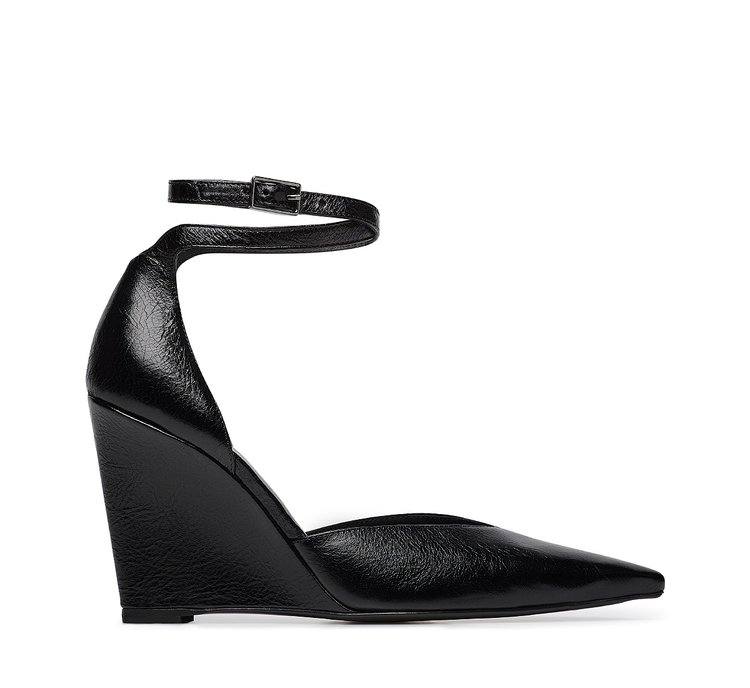 Décolleté with ankle strap