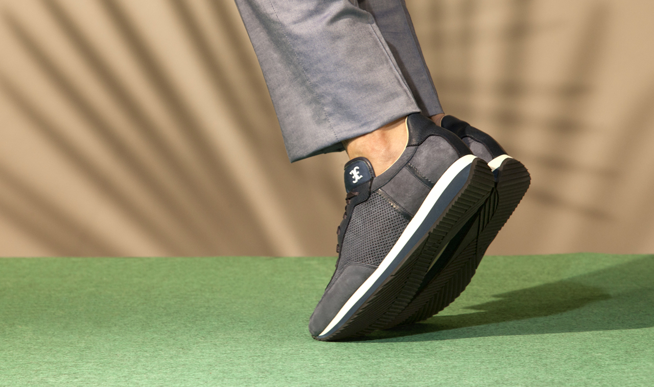 Elegant ultralightweight running shoe in perforated suede.